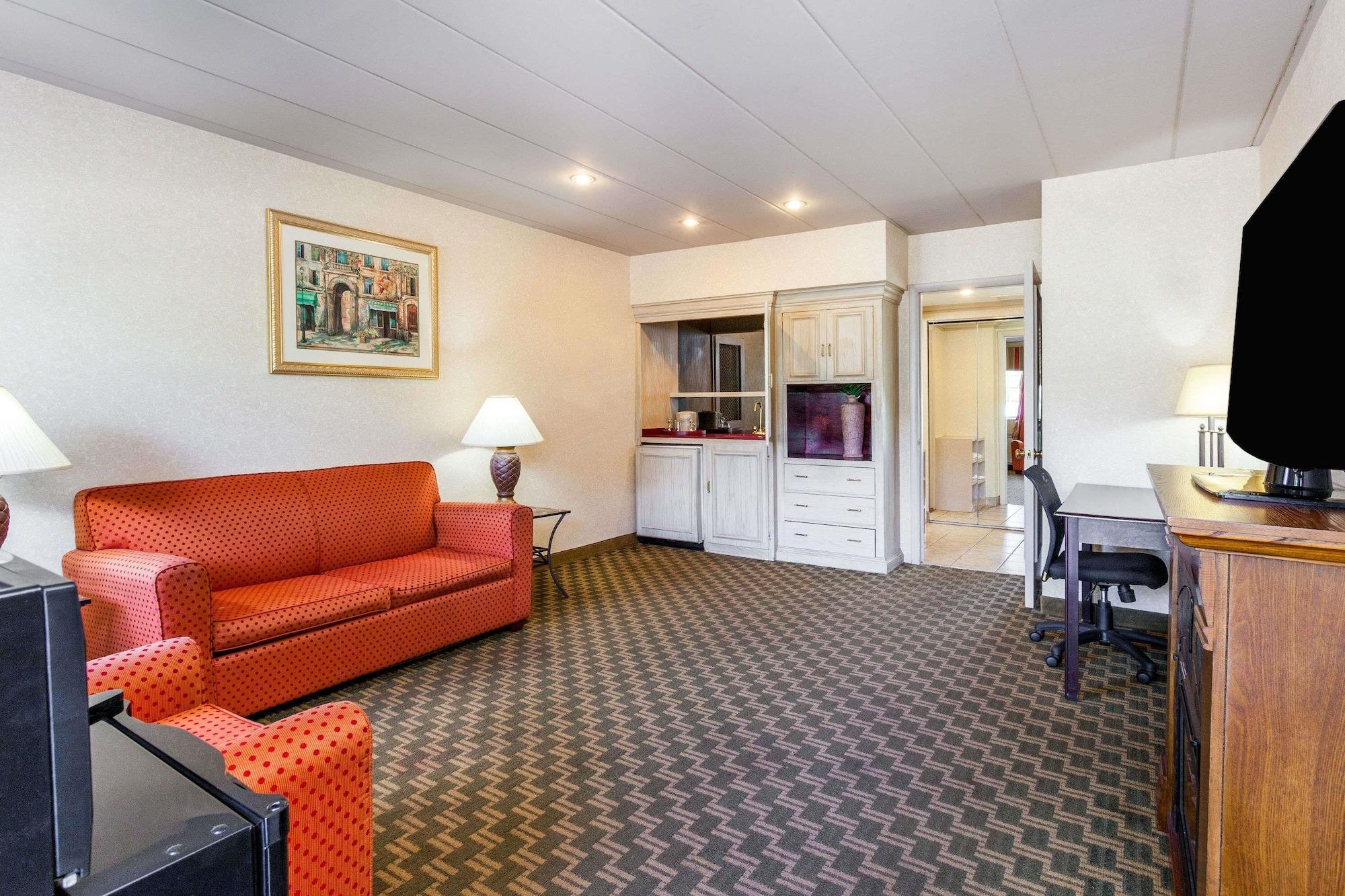 Days Inn & Suites By Wyndham Roseville/Detroit Area Exteriér fotografie