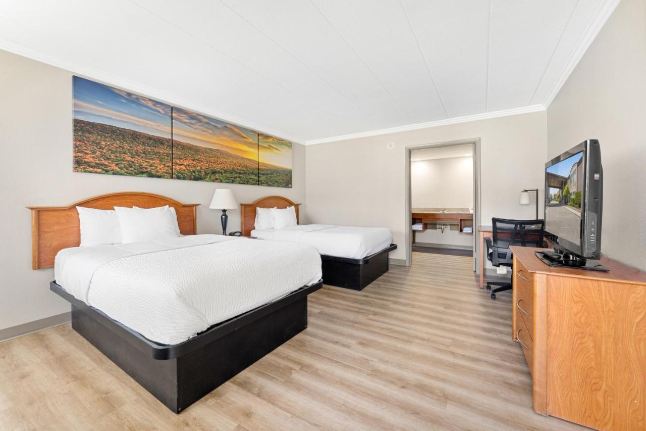Days Inn & Suites By Wyndham Roseville/Detroit Area Exteriér fotografie