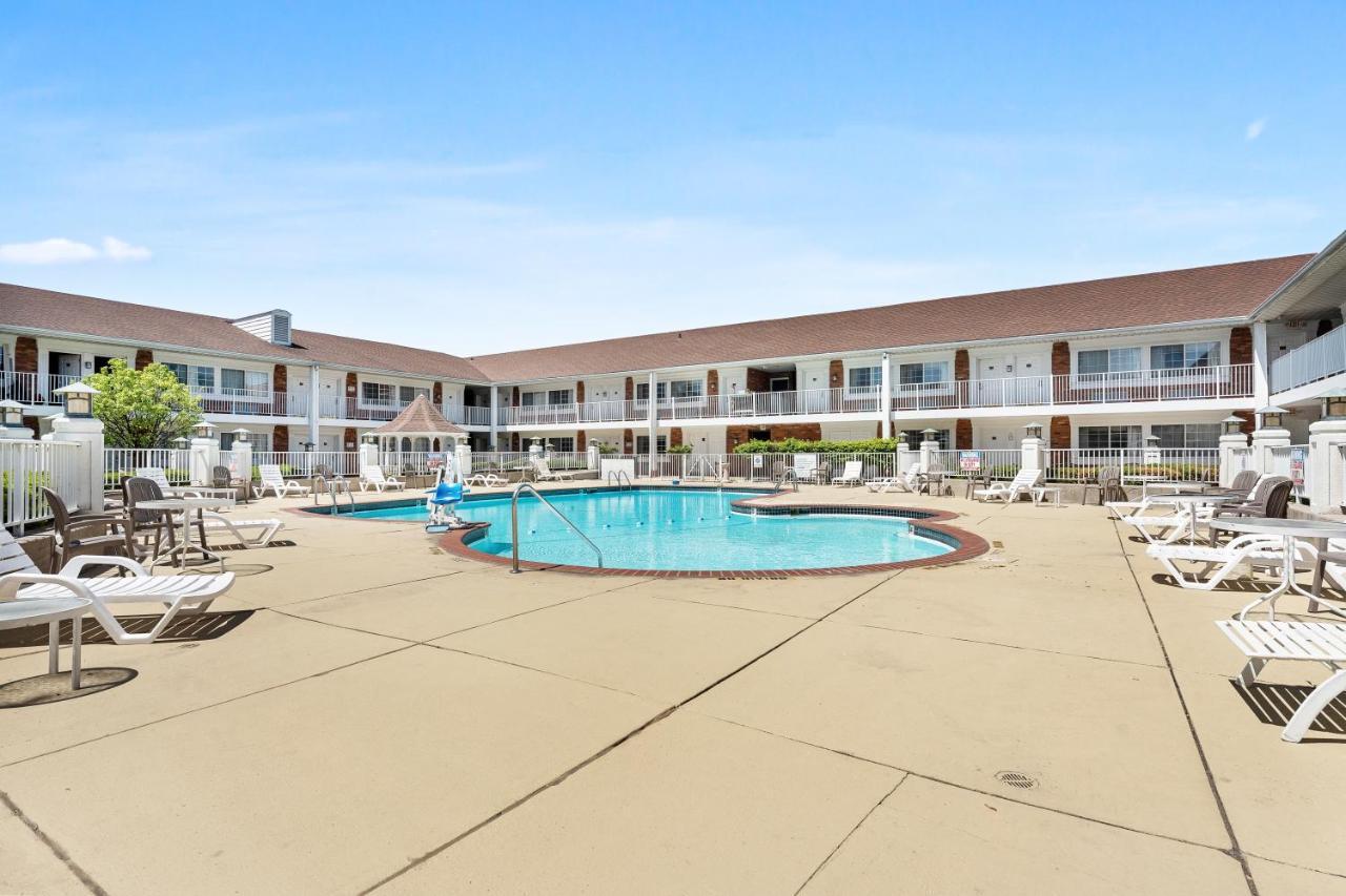 Days Inn & Suites By Wyndham Roseville/Detroit Area Exteriér fotografie