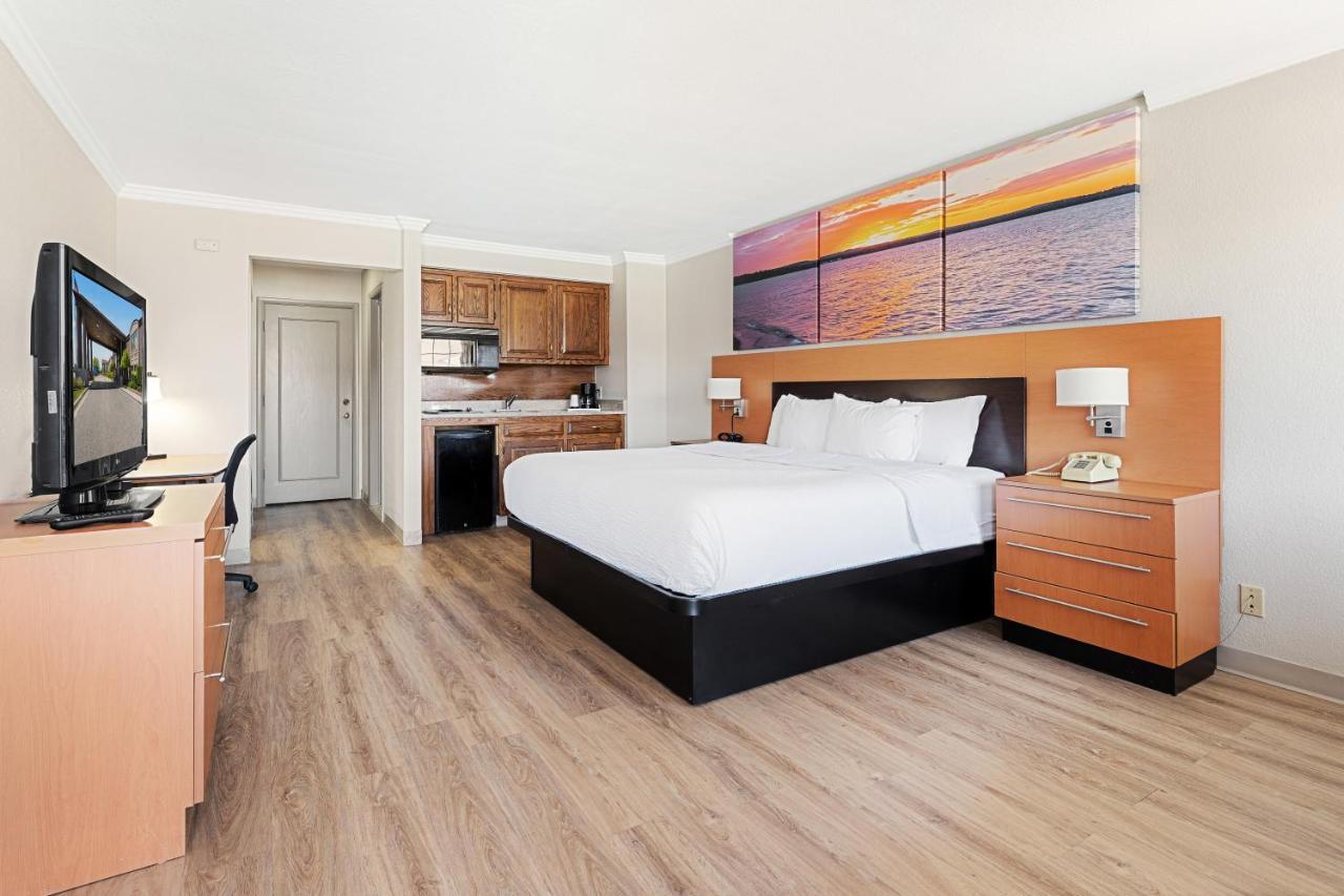 Days Inn & Suites By Wyndham Roseville/Detroit Area Exteriér fotografie
