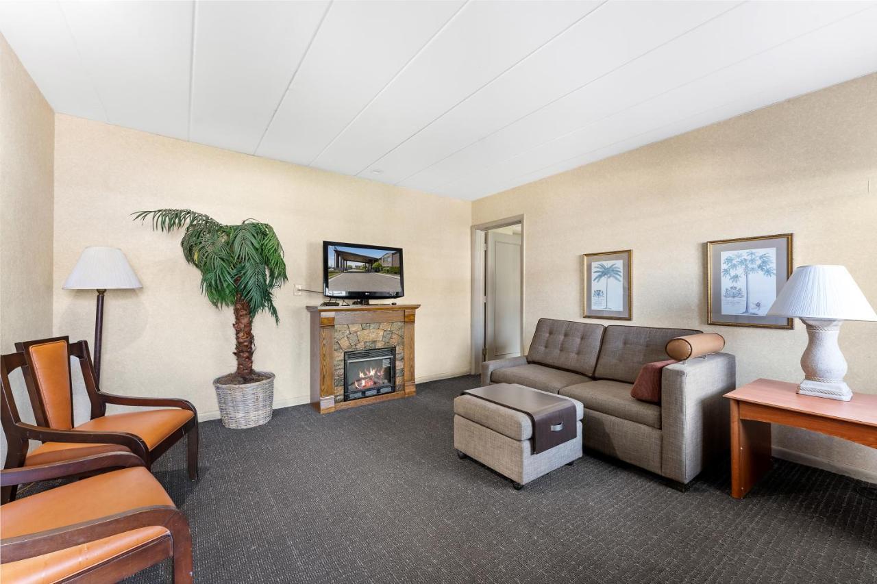 Days Inn & Suites By Wyndham Roseville/Detroit Area Exteriér fotografie