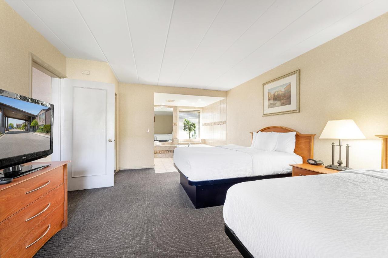 Days Inn & Suites By Wyndham Roseville/Detroit Area Exteriér fotografie