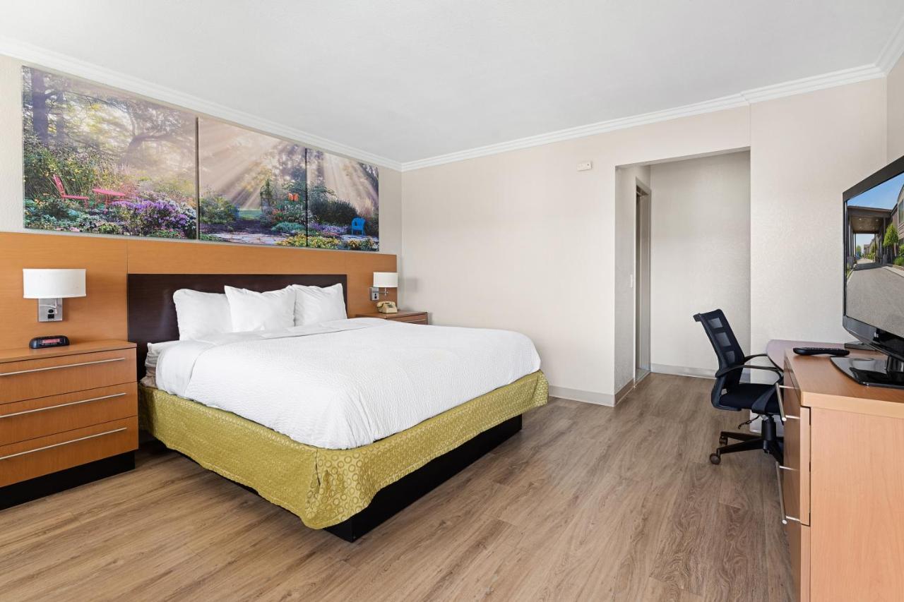 Days Inn & Suites By Wyndham Roseville/Detroit Area Exteriér fotografie