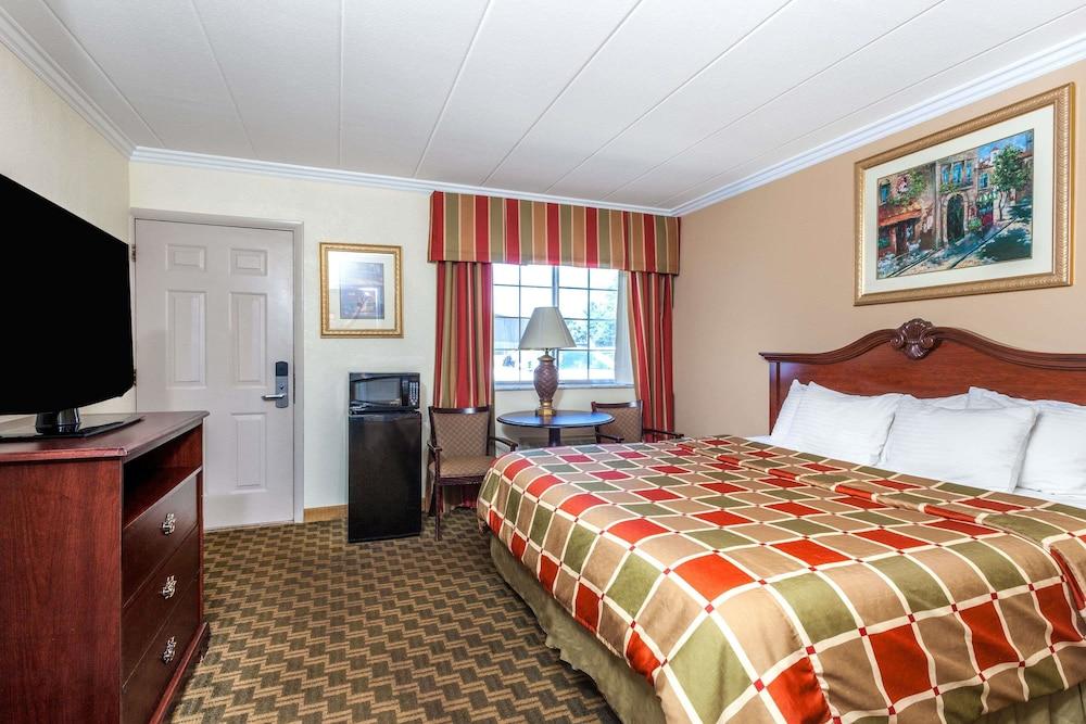 Days Inn & Suites By Wyndham Roseville/Detroit Area Exteriér fotografie