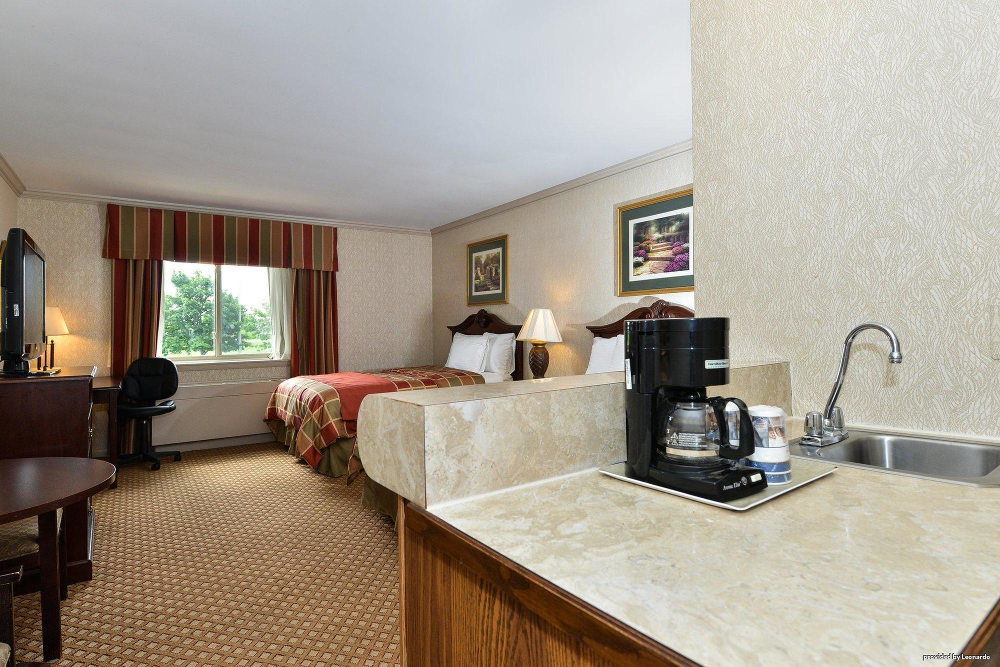 Days Inn & Suites By Wyndham Roseville/Detroit Area Exteriér fotografie