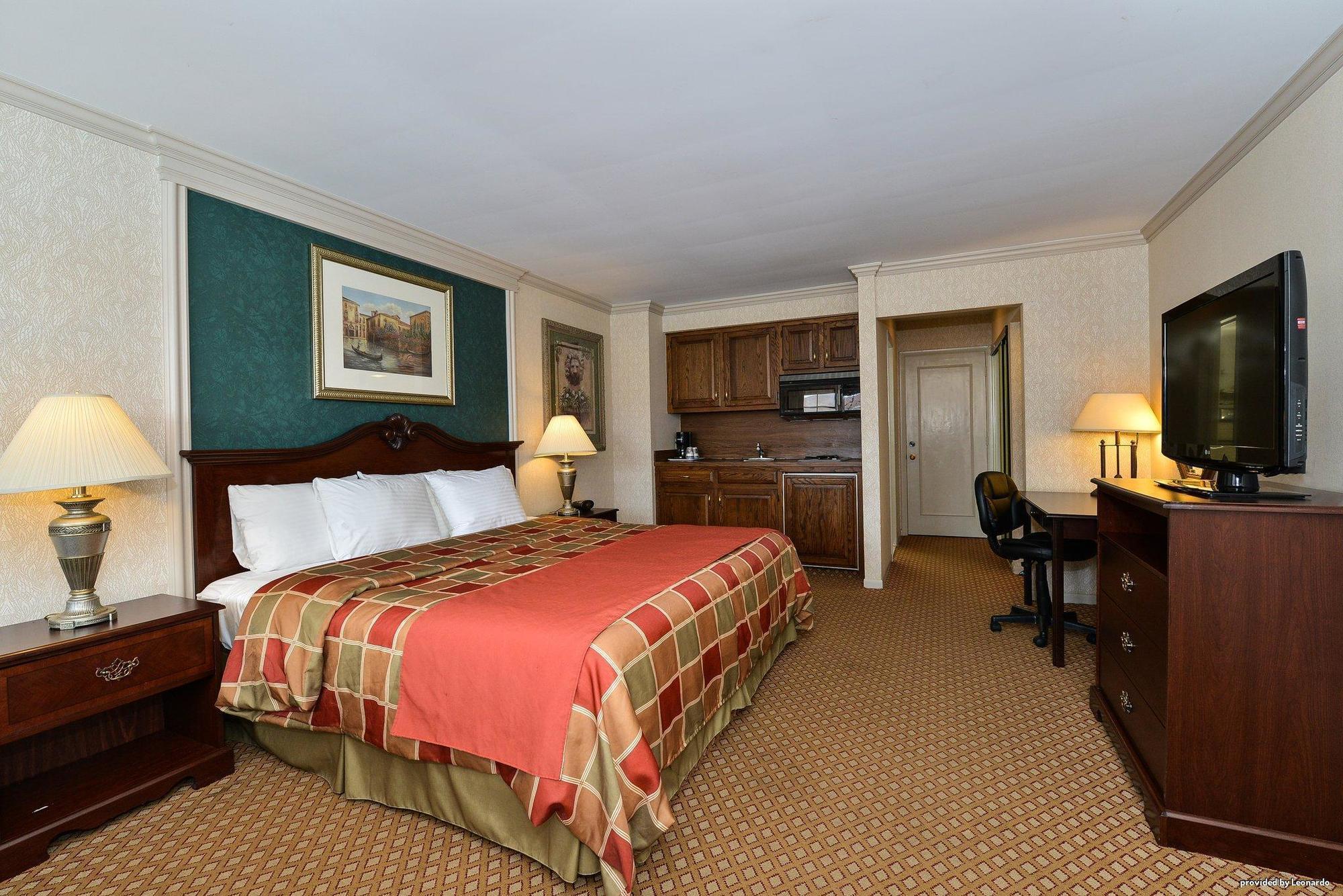 Days Inn & Suites By Wyndham Roseville/Detroit Area Exteriér fotografie