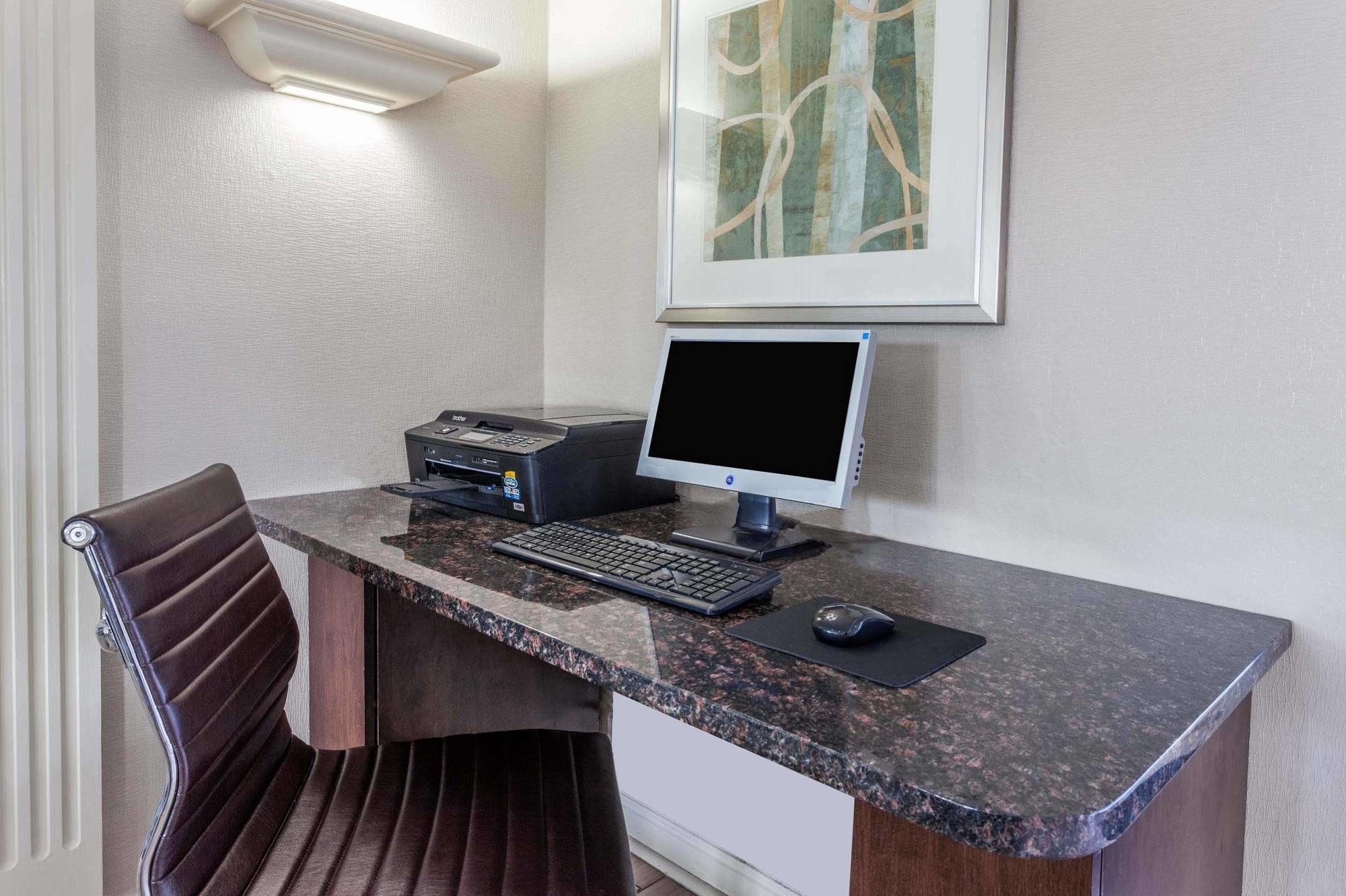 Days Inn & Suites By Wyndham Roseville/Detroit Area Exteriér fotografie
